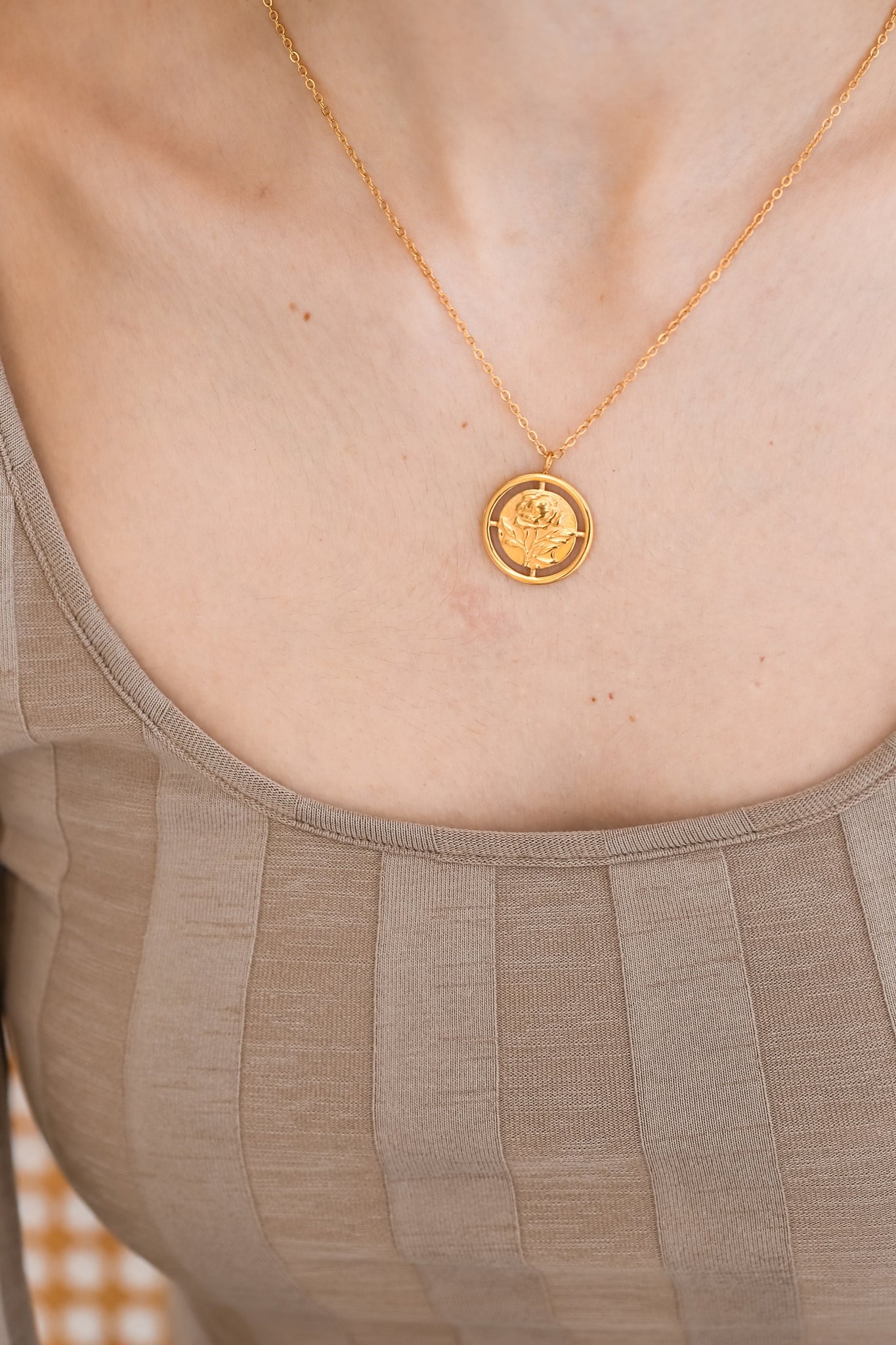 Medallion Rose Flower Necklace, 18K Gold, Mothers Day Gift, Floral Necklace, Gift For Mom, Flower Mothers Jewelry,Modern Minimalist Necklace