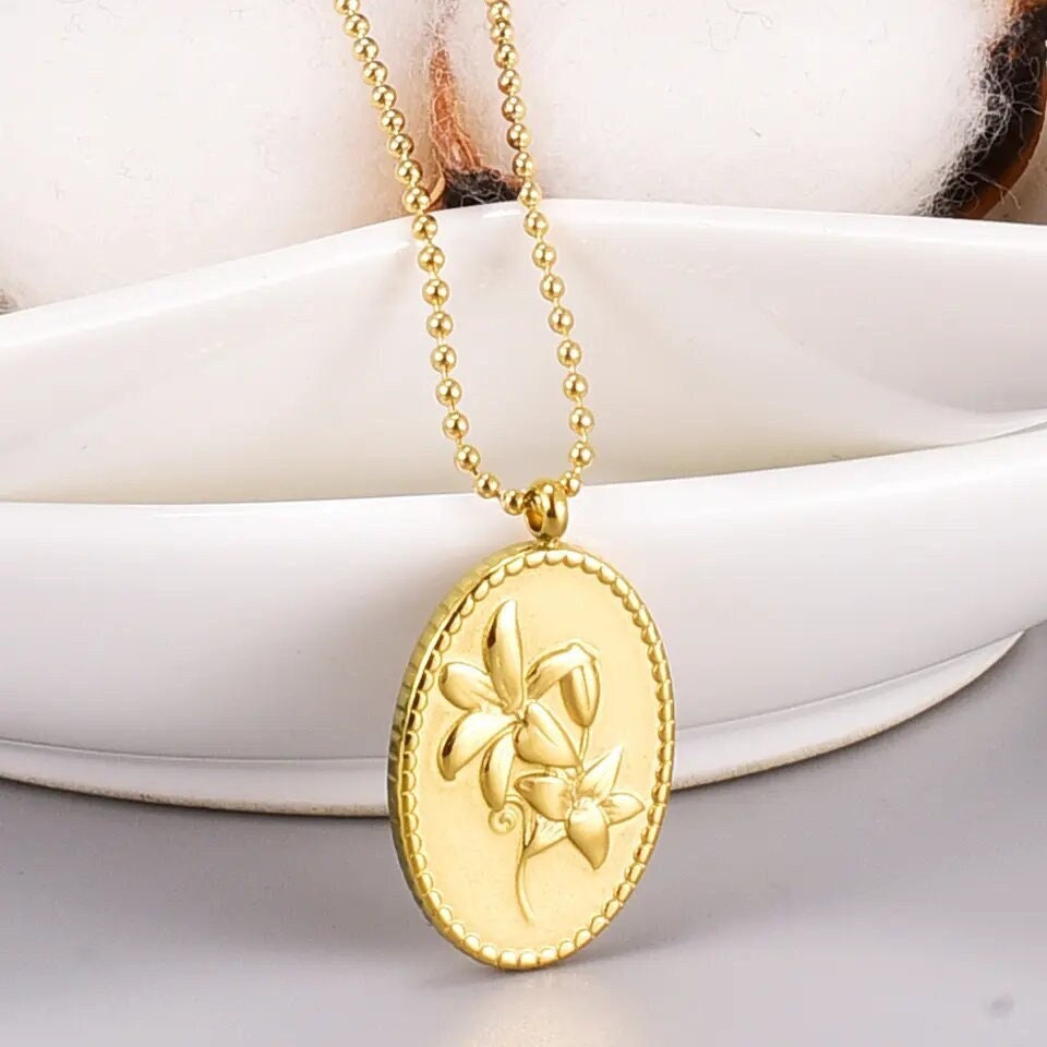 18K Gold Lily Flower Necklace, Oval Coin Necklace, Gift For Her, Minimalist Floral Necklace, Unique Flower Jewelry, Necklaces For Women