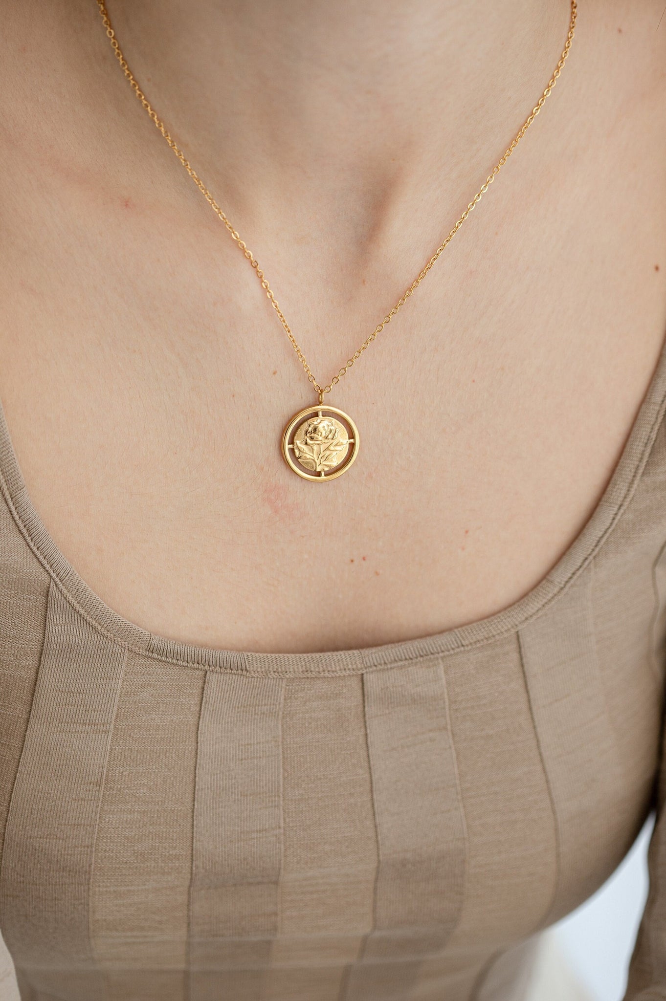 Medallion Rose Flower Necklace, 18K Gold, Mothers Day Gift, Floral Necklace, Gift For Mom, Flower Mothers Jewelry,Modern Minimalist Necklace